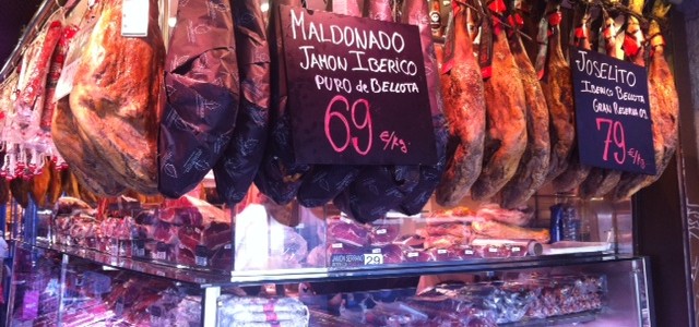 “JUAN PEDRO DOMECQ” Prosciutti di maiali iberici di pura razza allevati in libertà ed alimentati di ghiande nelle montagne di Huelva(sempre Andalucía). La stagionatura di ogni pezzo si fa artigianalmente per un...