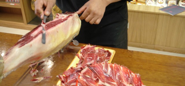 Oggi vi metto in linea una video  affinché possiate vedere rapidamente come si deve fare per tagliare il prosciutto spagnolo iberico “Pata Negra”. 1 – Assicuratevi che il prosciutto Pata...
